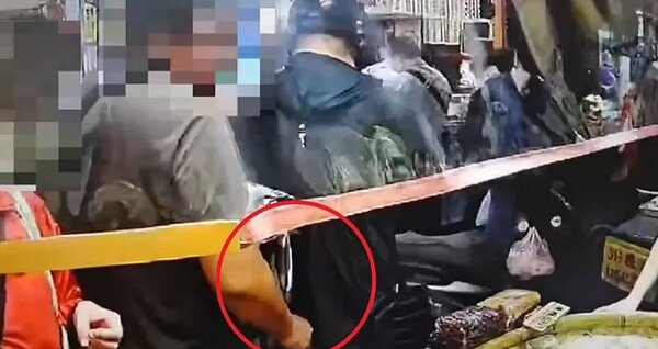 光天化日之下,竟有賊在市場伸出第三隻手,男子偷竊畫面還全被拍下來。圖/翻攝畫面