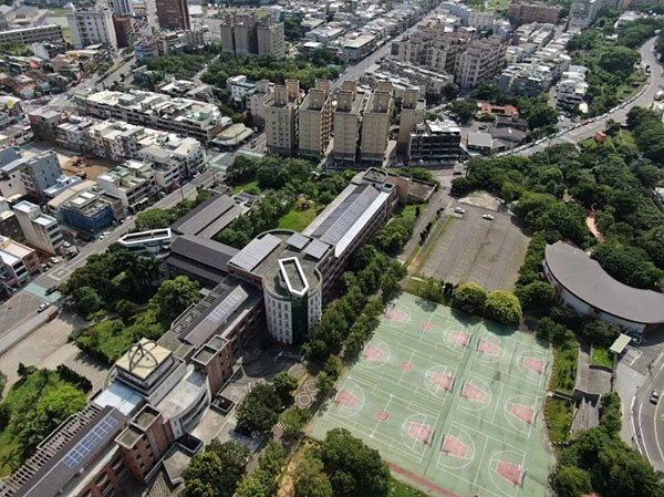 桃園楊梅楊光國中小自2015年規畫興建活動中心,不過因設計變更及經費問題一直未發包,今年定案卻流標,將檢討重新發包。圖/教育局提供