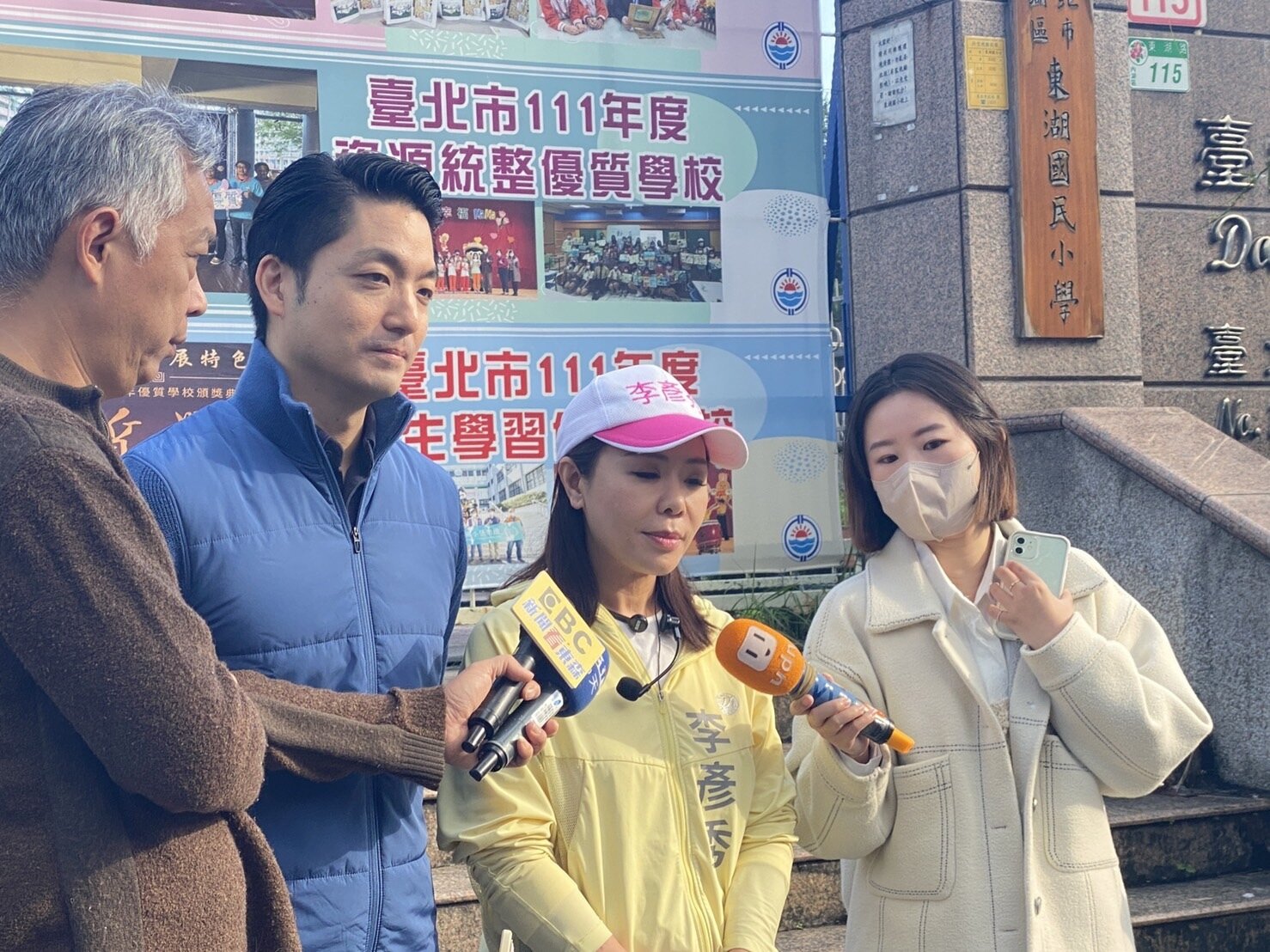 台北市長蔣萬安陪同國民黨港湖區立委候選人李彥秀赴內湖五分市場掃街。記者鍾維軒/攝影