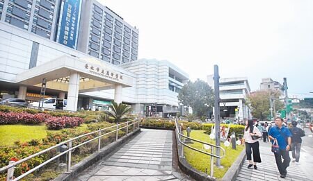衛福部原去年12月中旬公布醫院評鑑結果,卻延後到今年1月中,近日傳出,北醫體系除了萬芳醫院原本就是醫學中心外,北醫附醫、雙和醫院也可能納入,再加上台北慈濟,醫學中心數量將從原本19家衝至22家。圖為萬芳醫院。(本報資料照片)