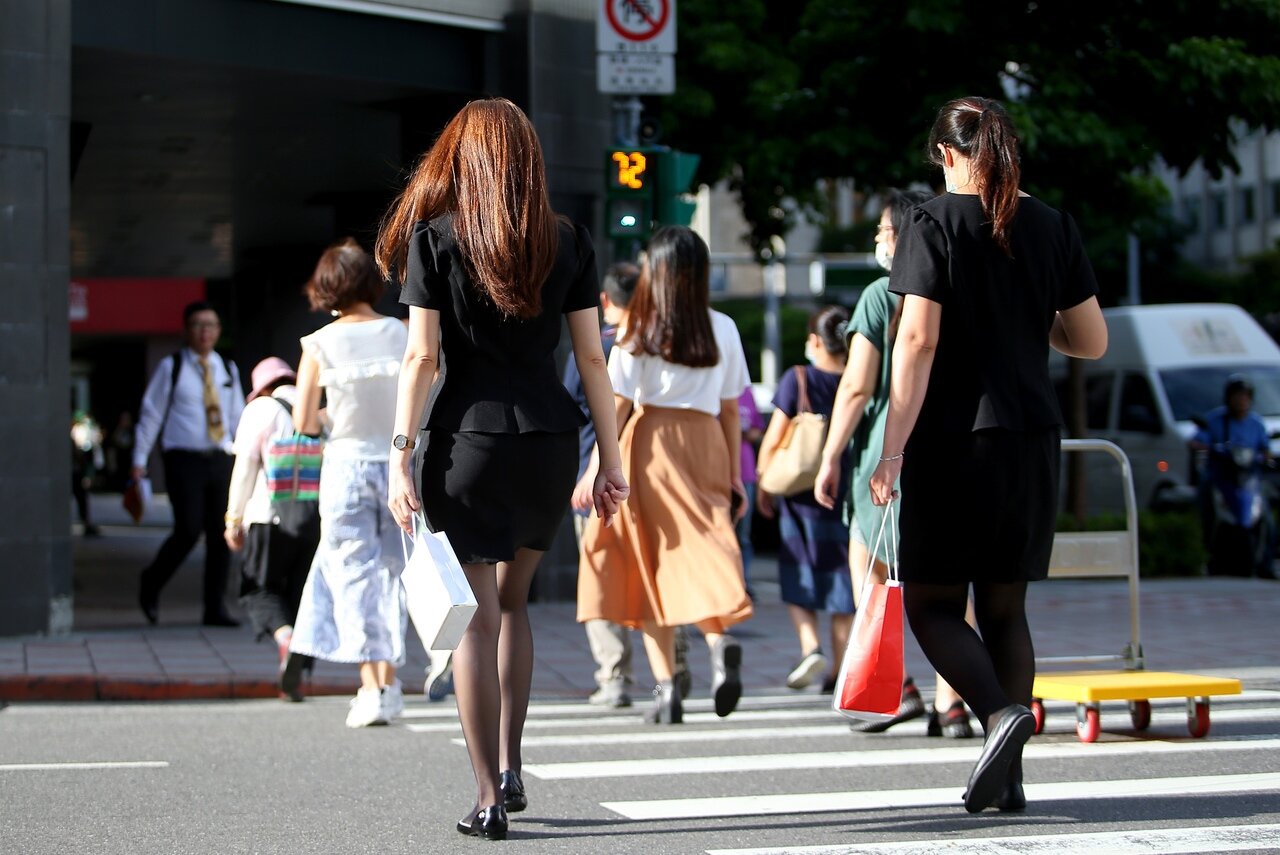 勞動部表示,基本工資自今(1)日起,月薪由26,400元調整至27,470元,時薪由176元調整至183元。圖/聯合報系資料照片