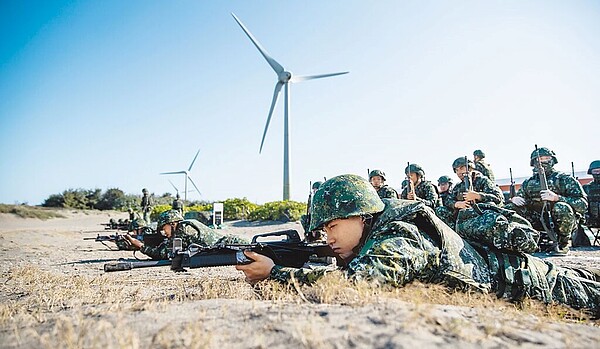 國防部為使1年期義務役政策順利,提前1個月掌握入伍役男基本資料。圖為陸軍第六軍團在桃園市觀音海灘進行「野戰訓場輕兵器射擊」。(軍聞社)