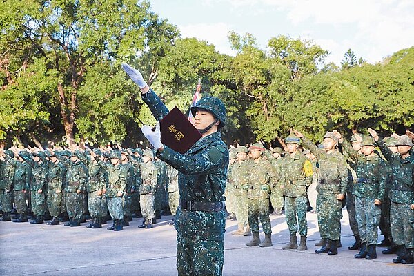 今年起義務役恢復1年期,國防部憂心部隊暴行犯上、抗命等事件恐增多。圖為軍事訓練開訓禮典,與新聞無關。(軍聞社)