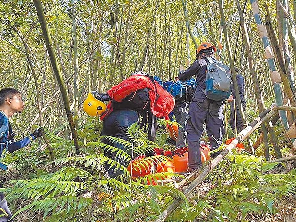 新北市瑞芳山區2023年9月發生群蜂攻擊登山民眾意外,不幸造成2人死亡,圖為救難人員將虎頭蜂螫的受傷民眾運送下山。圖/新北市消防局提供