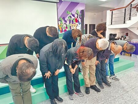 民進黨花蓮立委候選人張美慧(前左三)競選團隊藍姓兼職人員無照駕駛小貨車,不慎撞到電動輔助自行車,造成64歲婦人倒地昏迷,經3天搶救仍不治,張美慧昨坦承疏失,允諾承擔全責並持續停止競選活動。(羅亦攝)