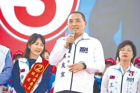 
民進黨總統候選人賴清德萬里老家違建能否公益信託，持續受外界檢視。國民黨總統候選人侯友宜競辦昨日呼籲賴清德盡速公布信託確切時間和方式。圖為侯友宜（中）昨到彰化出席造勢活動。（吳建輝攝）
