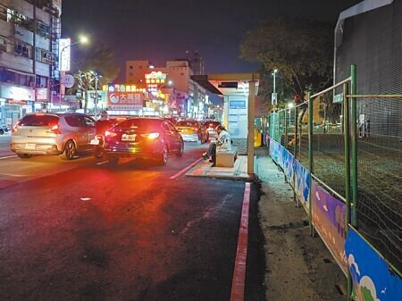 高雄市鳳山區中山西路靠近澄清路口,原有的標線型人行道被民眾發現「消失了」,公車亭孤立馬路旁,恐造成行人與候車民眾危險。(任義宇攝)
