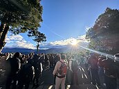 太驚喜！2024阿里山日出慢20分　突衝破山頂厚雲乍現