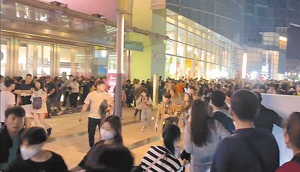 2024高雄夢時代跨年晚會,有民眾指看見有人持刀,現場許多人聞訊後驚慌逃竄,場面一度混亂。圖/摘自記者爆料網