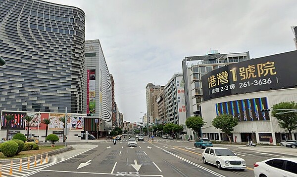 高雄房價變化驚人!老城區也被「富人區」帶動 2023年高雄三大富人區指標案出爐!房價變化驚人,而受到亞灣區利多影響下,周邊的老城區鹽埕區的房價也被帶動。圖/google map