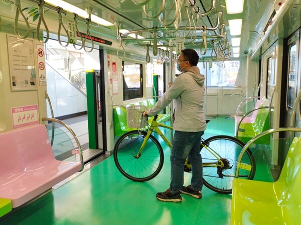 自行車僅可停放列車第2扇門及第9扇門。圖／台中捷運公司提供
