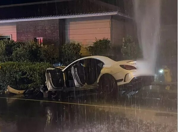 屏東縣恆春鎮墾丁大街上昨天凌晨發生聚眾鬥毆事件,雙方人馬追逐過程,汽車駕駛徐男車上帶著三名乘客,自撞自來水公司排氣閥,現場噴出大量水柱,副駕駛乘客詹男頭部重傷送醫不治。記者劉星君/翻攝