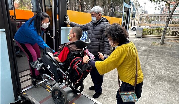 特教助理員協助特教生搭乘校車。圖/台中市政府教育局