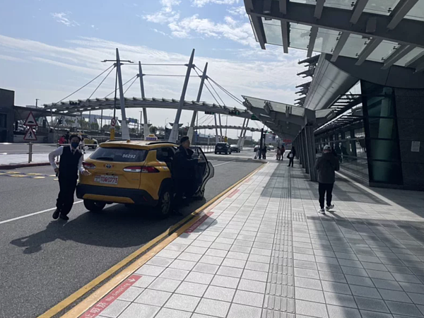 高鐵台中站外,上午人潮如常。圖/民眾提供