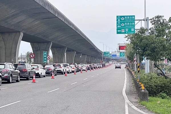 收假日，國5今天中午出現首波北返車潮，雪隧主線回堵4公里多，羅東至頭城各交流道排隊車陣1至2公里，預計要塞到凌晨1點才能恢復順暢。圖／警方提供
