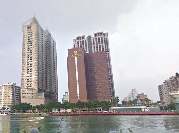 位於愛河畔的高雄國賓大飯店日前歇業,將以危老重建方式改建成超高樓住宅。圖/翻攝Google Map