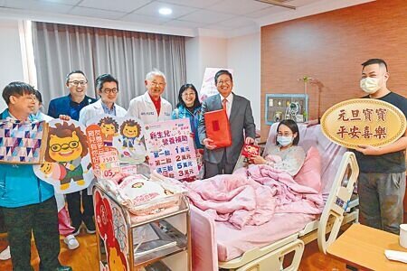 新竹縣長楊文科(右三)到東元醫院探視元旦寶寶母嬰,送上金飾禮盒及育兒禮袋。(羅浚濱攝)