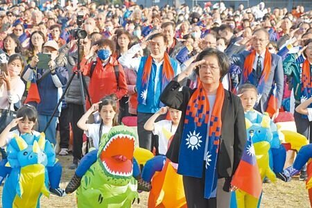 彰化縣政府喜迎2024年,1日早上在縣立體育場舉辦「繽紛彰化.好運龍來」元旦升旗暨嘉年華活動,吸引上千民眾到場,彰化縣長王惠美與身穿恐龍裝的小朋友領唱國歌,並向國旗致敬。(吳建輝攝)