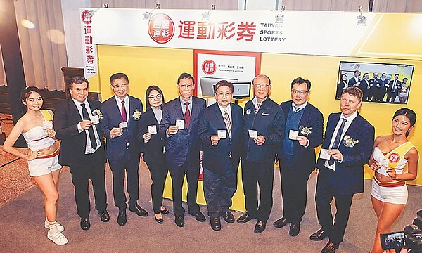 台灣運彩2024全新上市，接軌世界，24小時都可投注。教育部次長林騰蛟（右三）、體育署署長鄭世忠（右二）、威剛科技董事長陳立白（右四）、台灣運彩董事長陳進福（左四）及總經理林博泰（左二）及金流中國信託銀行、系統商Sportradar共同參觀全新投注站第三屆運動彩券歡慶1月1日上市。圖／台灣運彩提供