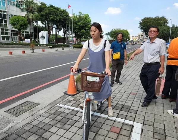 台東縣府積極引進公共自行車系統,推動人員試騎屏東的共享單車。圖/環保局提供