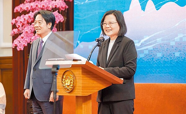 總統任內最後一次發表元旦談話,副總統賴清德也站在一旁聆聽。圖/總統府提供