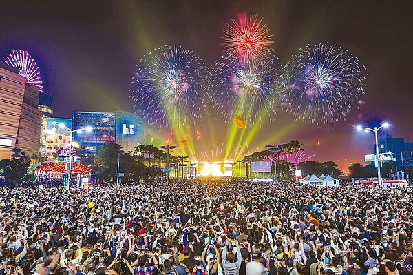 2024高雄跨年晚會吸引約34萬人次到場,發生亮刀烏龍事件,導致人群驚逃,35人推擠受傷。圖/高雄市政府提供