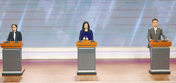 2024總統大選副總統候選人電視辯論會1日在公視舉行,民進黨副總統候選人蕭美琴(左起)、民眾黨副總統候選人吳欣盈、國民黨副總統候選人趙少康,3人就相關議題進行辯論。圖/台北市攝影記者聯誼會提供