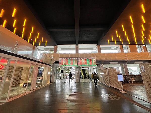 由於蛇紋巨石吊掛3年來已導致屋頂有裂縫,甚至造成漏水,考量花蓮地震頻繁,花蓮車站站方評估後移除。記者王思慧/攝影