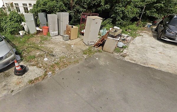楊姓男子在桃園區鴻灃ART社區巷口道路上堆回收或舊家電,多次釀碰撞事故,至少27輛汽車爆胎,還出言辱罵洪姓住戶。圖/翻攝自Google map