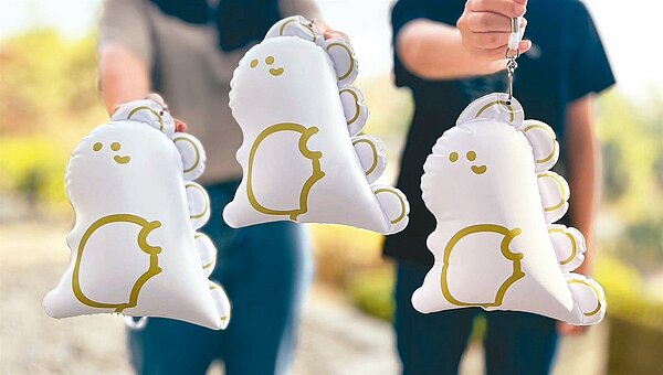 彰化縣月影燈季發放「多多龍」充氣小提燈，造型可愛引發排隊潮。圖／縣府提供