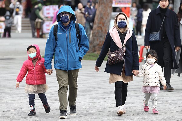中央氣象署指出,明晨各地低溫,可能達大陸冷氣團等級,各地約11至16度;白天起氣溫明顯回升,西半部明日夜溫差大。示意圖,人物與新聞無關。圖/本報資料照片
