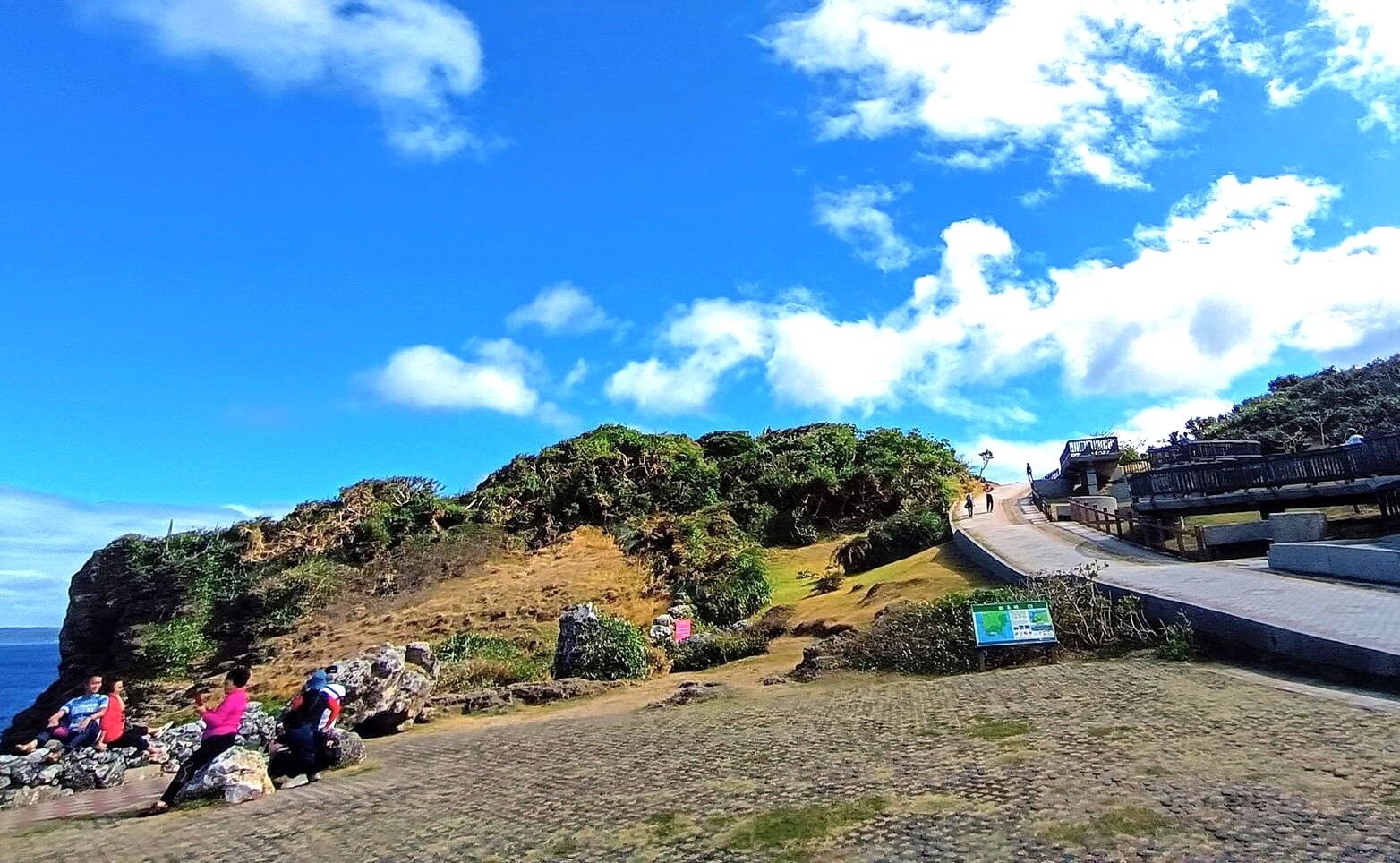 被譽為「大自然地理教室」的墾丁國家公園貓鼻頭風景區,墾管處決定免費入園再延長1年;今年元旦連假依舊冷清,在地攤商認為過於迷你,就算免費也難有回籠遊客。記者潘欣中/攝影