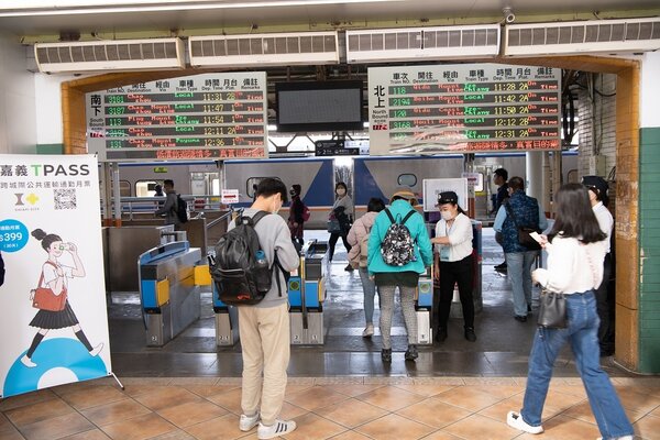 2024年第一天上班上學日，服務範圍擴及雲嘉嘉南的「嘉義TPASS」跨城際通勤月票在1月2日正式上路啟用。圖／嘉義市政府提供