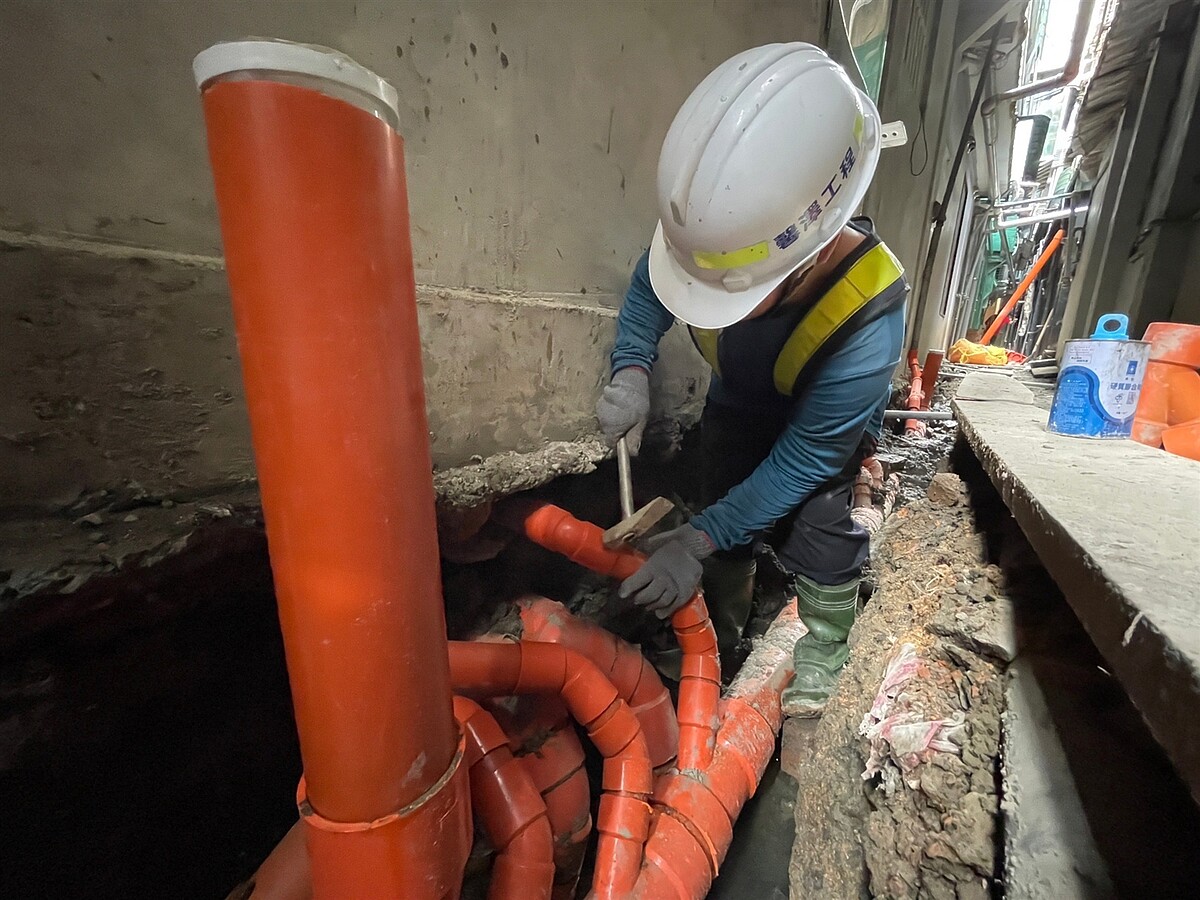 施工人員將生活污水接入下水道。圖／新北市水利局提供