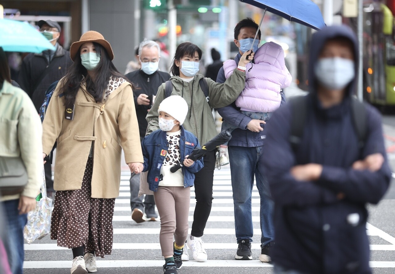 明天各地愈晚愈冷，北部、東北部最先感受到，且降幅如溜滑梯般，低溫達13度，北東亦轉雨。聯合報系資料照 