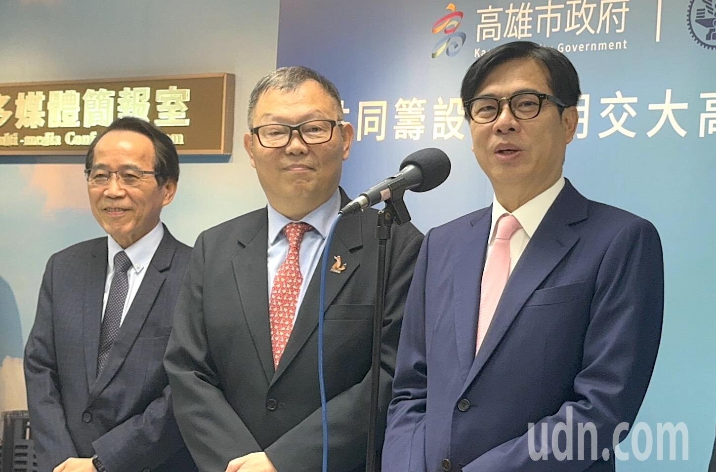 高雄市長陳其邁（右）及陽明交大校長林奇宏（中）2日共同宣布，陽明交通大學將在高雄設置分部，招收半導體及AI產業碩博士生，將於明(2025)年招生，房地產市場視為利多，有助港都房市發展。記者徐如宜／攝影 
