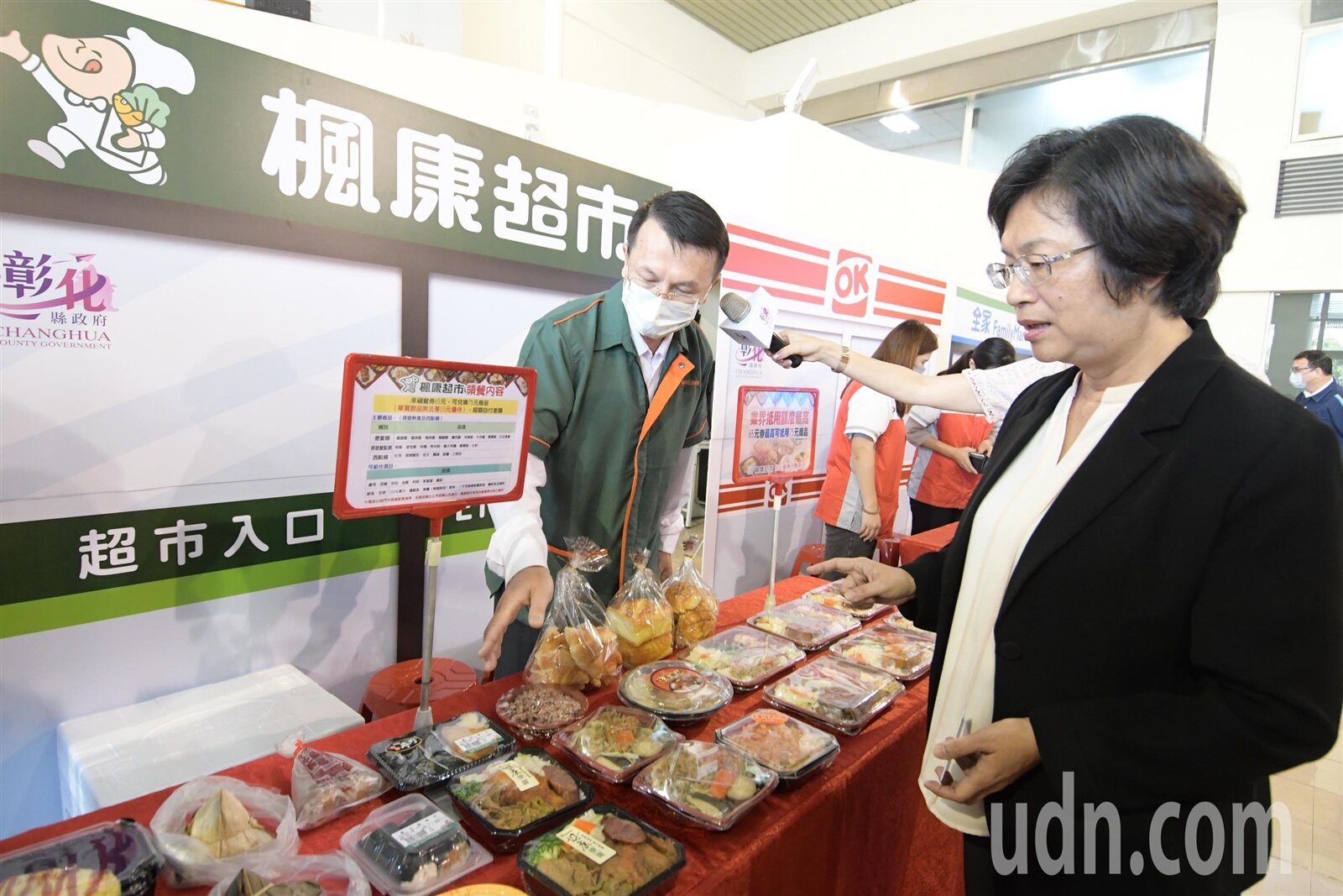 彰化縣府在寒、暑假提供弱勢生推動「數位化幸福餐券」，超商與超市業者提供多元餐點選擇。記者林敬家／攝影 