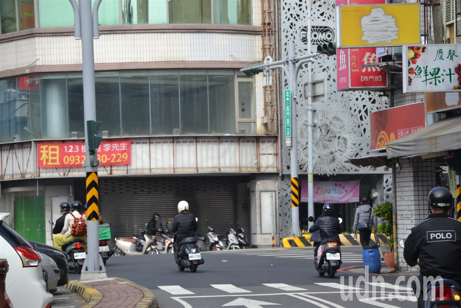 台南市交通局為改善西門圓環交通，春節前開放機車可直行西門路、民族路，但禁止外環道車輛右轉。記者鄭惠仁／攝影 