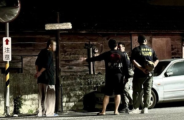 台東分局警員向現場相關人士詢問衝突發生經過。圖/記者古和純攝影