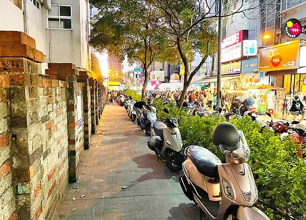 一中校外人行道常見機車違停，影響行人通行。圖／紀中御提供

