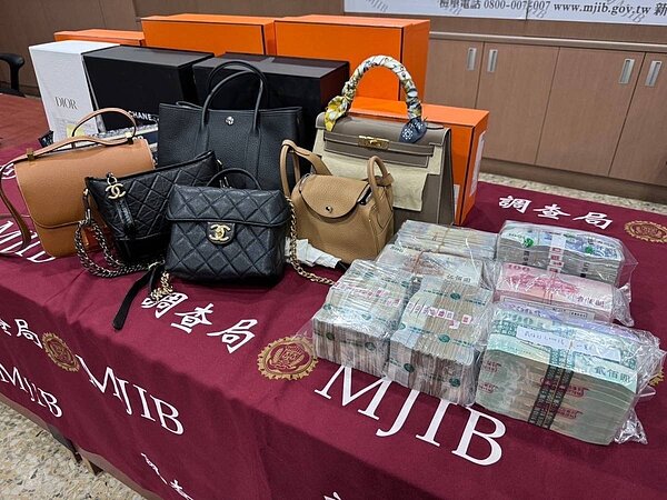 檢警調破獲以一名林姓男子為首的龐氏詐騙吸金集團,查扣現金1200萬餘元,以及賓士、特斯拉、Lexus名車共5台及多個精品包。圖/調查局提供