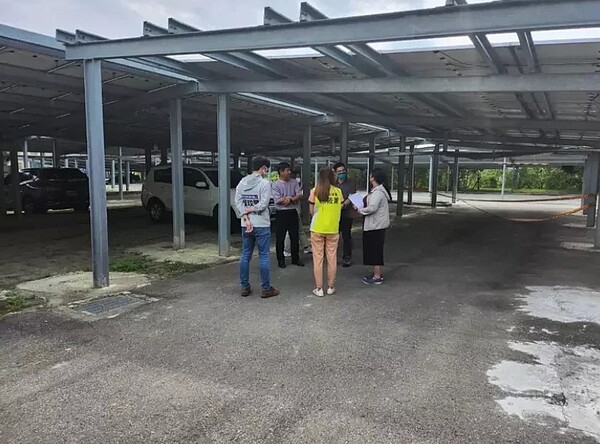 苗栗縣明德水庫太陽光電板停車場迭遭批評,縣長鍾東錦昨指示相關單位改善。圖/徐筱菁提供