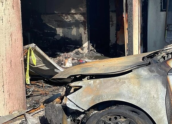 車庫幾乎完全車庫,停在院子中的幾部車損壞嚴重。圖/記者邵敏攝影