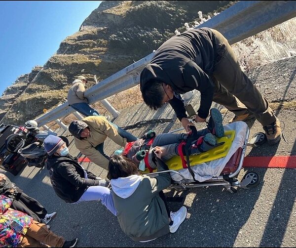 為確保追雪民眾安全,南投縣衛生局自元旦起60天於昆陽休息站設立緊急醫療站,提供假日醫療服務。圖/南投縣政府提供