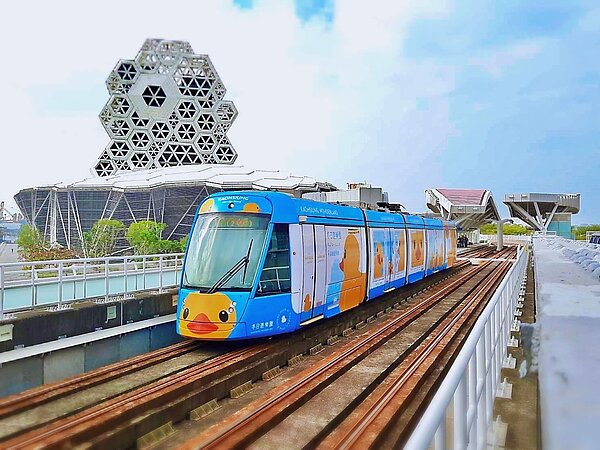 歡迎民眾搭乘輕軌小鴨列車來趟暖冬小旅行。圖／高雄市政府提供