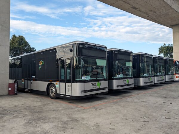 台中市去年12月一口氣新增56輛電動公車。圖／台中市交通局提供