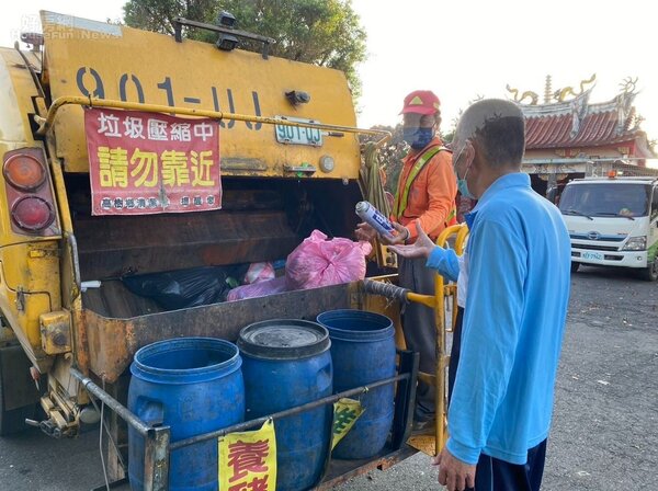 環保局呼籲，高壓容器不可丟入垃圾車。圖／屏東縣政府環保局提供