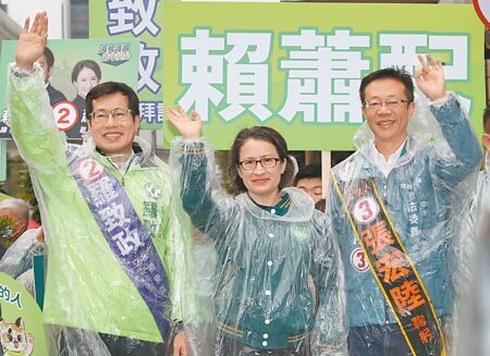 
民進黨副總統候選人蕭美琴（中）3日到新北站拜票活動，與立委候選人羅致政（左）及張宏陸（右）一起向民眾揮手拜票。（劉宗龍攝）
