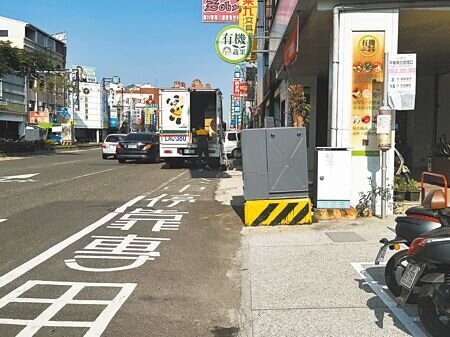 
台南人行空間屢挨批不友善，猶如行人地獄，台南市政府工務局爭取1.25億元經費，將改造中華東路人行道與路面工程，把人行道還給行人。（曹婷婷攝）
