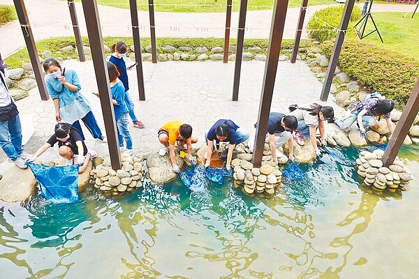 新北客家文化園區提供藍染環境教育認證,讓孩子從活動中接觸客語。圖/新北市客家局提供